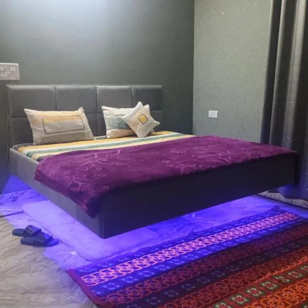 Kingsman, hotell sihtkohas Katra