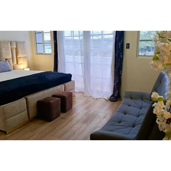 Luxury suite with ocean view and private balcony in San Cristóbal, King Bed, Kitchen, AC, WiFi, HotWater,1Bath - Arena - Galápagos Home, ξενοδοχείο σε Puerto Baquerizo Moreno