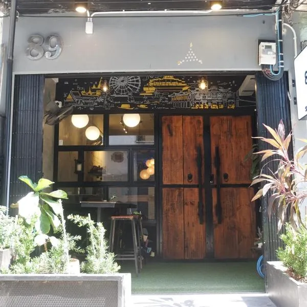 89 Bed & Studio Hostel, hotel in Godown