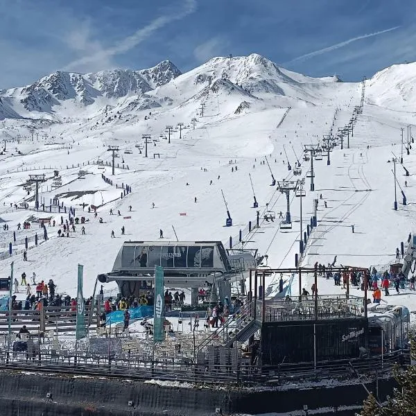 Apartamento a pie de Pistas con Parking Privado, ξενοδοχείο σε Pas de la Casa