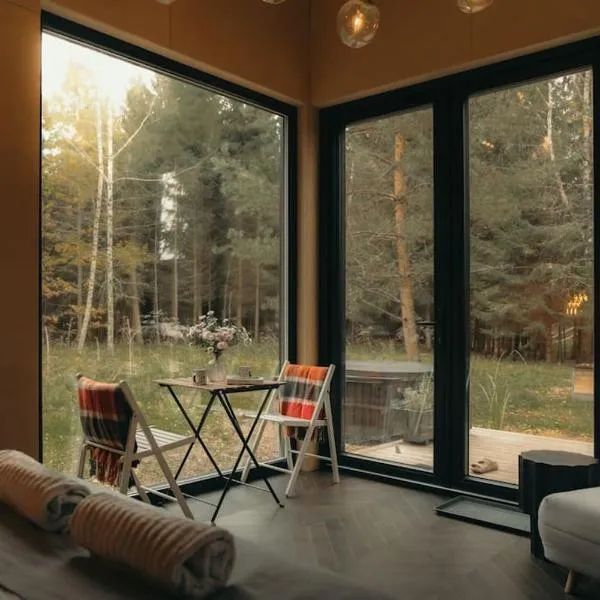 Briežu Stacija Forest Cabin with Hot Tub, Hotel in Līgatne