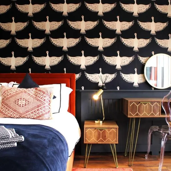 Stylish Escape With Wood-Fired Hot Tub, hotel in Norwich