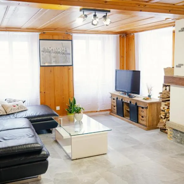 Maison Gruyère avec Cheminée et Vue sur les Alpes, hôtel à Albeuve