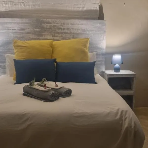 Tranquil, large 1 bedroom garden cottage, 12 mins from OR Tambo International with backup water, hotel v destinaci Germiston