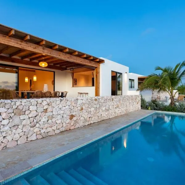 Luxury villa with privacy and private swimming pool, Hotel in Jan Thiel