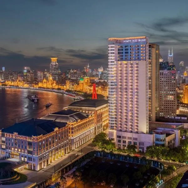 Hyatt on the Bund Shanghai - a Grand Hyatt hotel, most centrally located at HuangPu river banks in downtown, hotel v Šanghaji