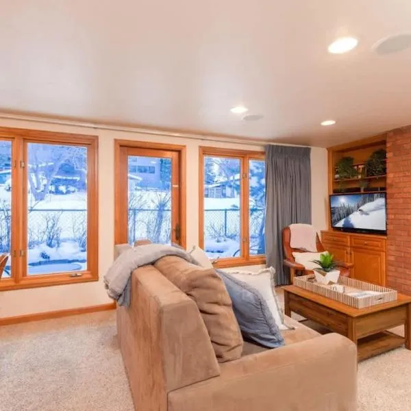 Comfort & Location - 2 BR, 2BA - Steps to Town, hotel in Aspen