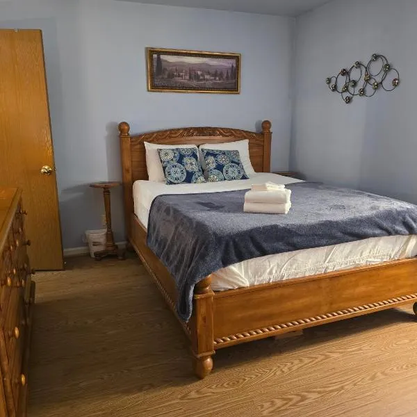 Entire 2-bedroom, 2 bath home with parking and newly renovated floors, khách sạn ở Canton