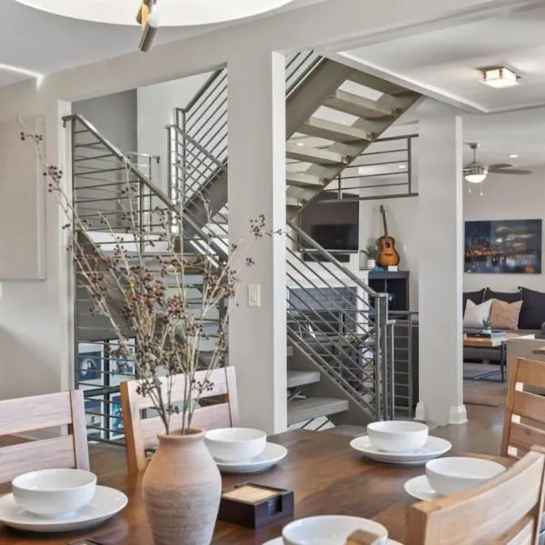 Downtown w Rooftop Deck 4 Bedrooms 3 Baths, hotel in Nashville
