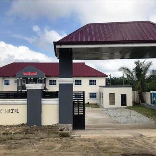 Rubyx Hotel, Foso