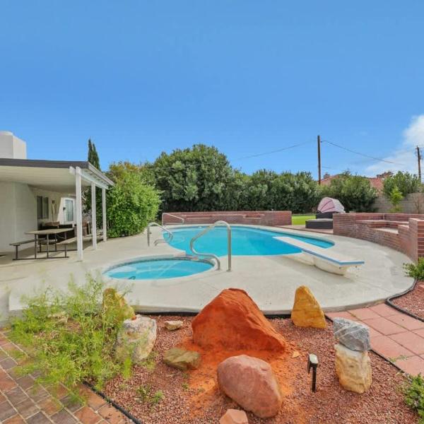 Heated Pool Modern Ranch Villa 10 Min to Strip, Las Vegas