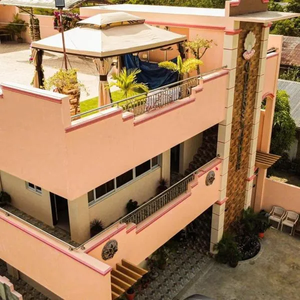 Queenslander Hotel and Restaurant, hotel di Alaminos