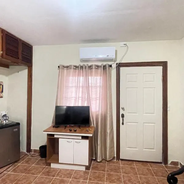 habitaciones full equipadas a solo 10 minutos del aeropuerto Panamá pasifico a 20 minutos de ciudad centros comerciales y lugares turísticos playa a 5 minutos trasporte y guía del huésped solicitado, hotel in Arraiján