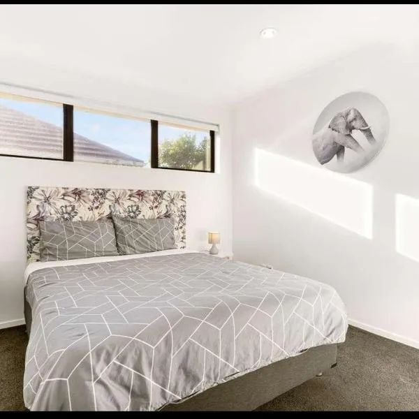 Room available near airport, hotel in Takanini