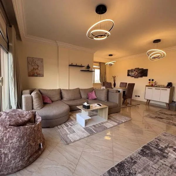 شقة بموقع متميز في الشيخ زايد, hotel in Sheikh Zayed