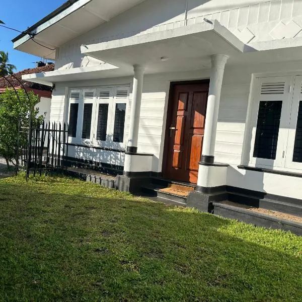 Negombo - Entire House - Sleeps 7 - Close to the Airport, hôtel à Negombo