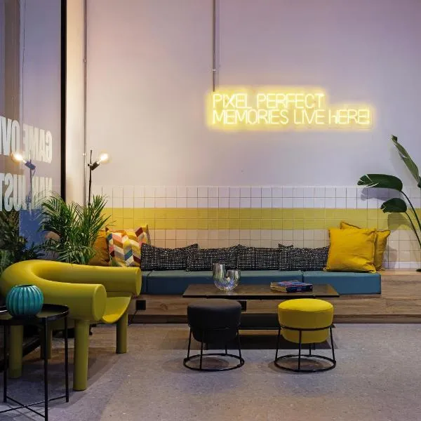 Retroverse Hostel, hotel in Athens
