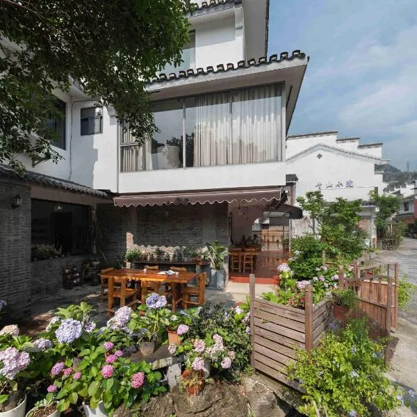 Castle peak yard Inn Free railway st ation pick-up by 2 nights English and Spanish reception available, hotel v destinaci Kuej-lin