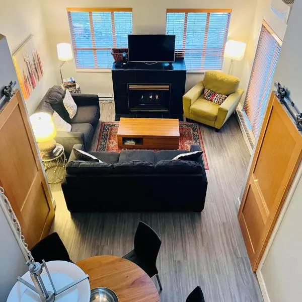 Tyndalstone Lodge 3 Bedroom in the Heart of Village North Whistler, hotel v destinaci Whistler