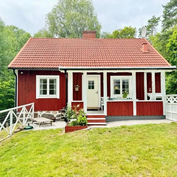 Charming little Swedish cottage in the Big Woods, hôtel à Svängsta