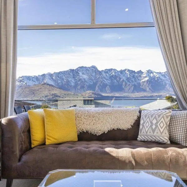 Luxury Home with Views of Lake Wakatipu, hotel in Queenstown