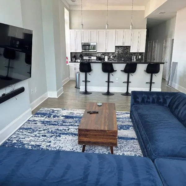 Huge Downtown Baltimore home with parking, hotel in Baltimore
