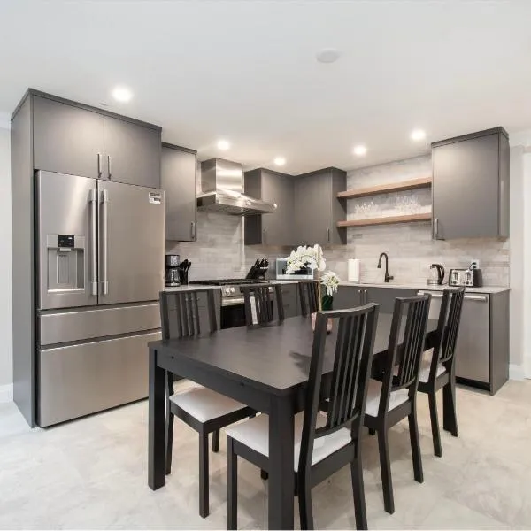 Elegant and Roomy Forest Getaway, hotel di North Vancouver