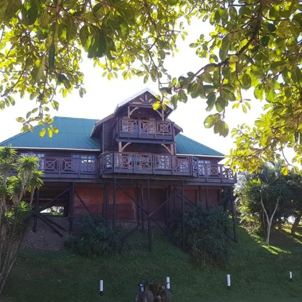 Wooden house lodge, hotel in KuGqangushe