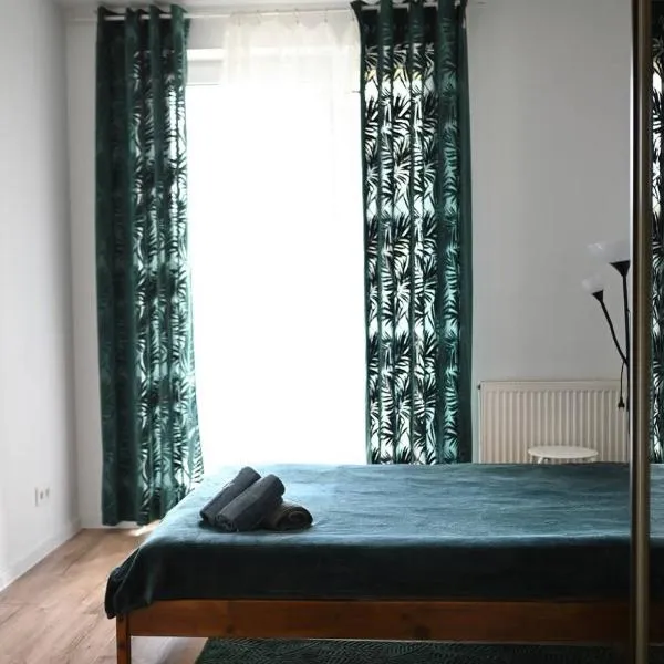 Dwa oddzielne pokoje pry metro Kondratowicza, hotel in Warsaw
