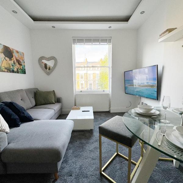 Stylish 2-Bed Flat w Kitchen and Cosy Living Space, London