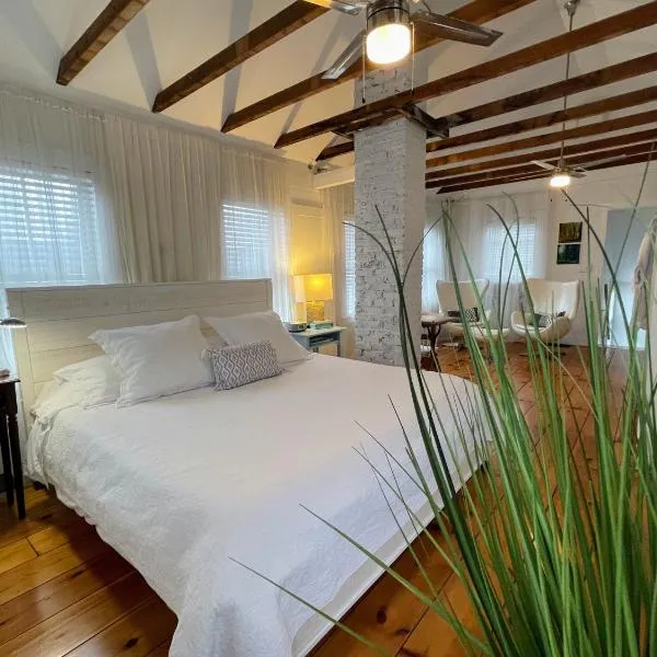 An authentic, rustic luxurious little single family home in Old Town. All yours., hotel in Marblehead