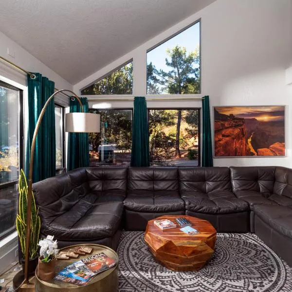 Luxe Boutique-Style Home w/Indoor Hot Tub, hotel in Sedona