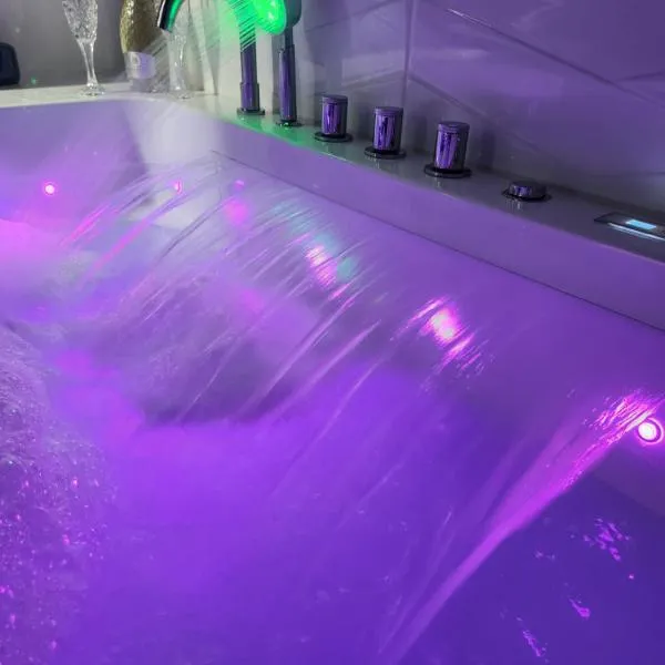 New! Warsaw Luxury Apartment with Jacuzzi and total relax - Warszawski Luksus Jacuzzi i totalny relaks!, hotel ve Varšavě