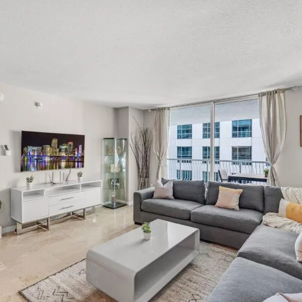 Waterfront and City Lights 1-BR With Free Parking, hotel in Miami