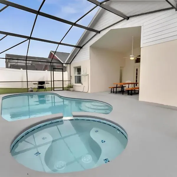 Luxury 4-Bedroom Home with Private Pool, Jacuzzi, AC, Wi-Fi, Cable TV, 5 Minutes from Disney, hotel in Kissimmee