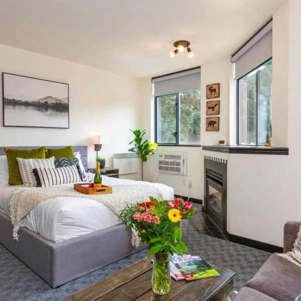 Ideal Central Village Location!, hotel en Whistler