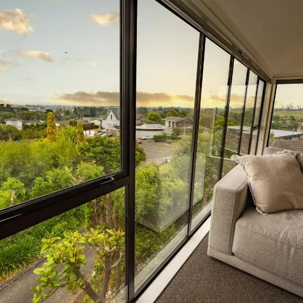 River City Views With Spa Pool, BBQ & Sky TV, hotel in Whanganui