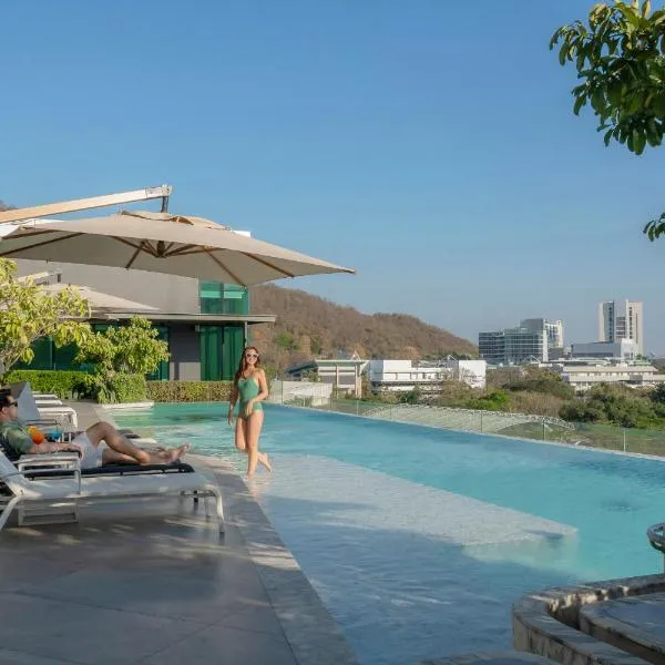 Holiday Inn & Suites Siracha Laemchabang by IHG, отель в Сираче