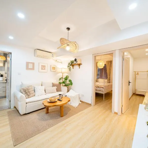 Shanghai Hills & Well-time Woodland 2B Suite close to Photospot Wukang Mansion, hotel in Shanghai