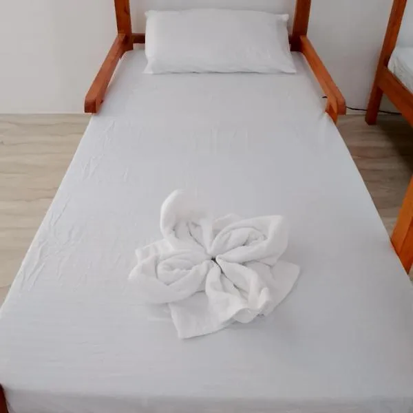 Chief's Villa Casa 4-Dormitory with Kitchen, ξενοδοχείο σε Malapascua Island