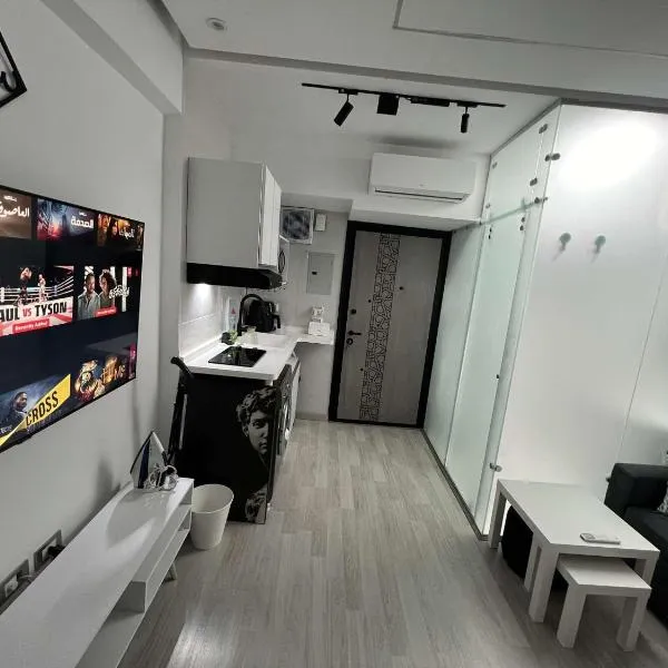 Modern Shared Studio in Heart of Zamalek - Males only, hotel em Cairo