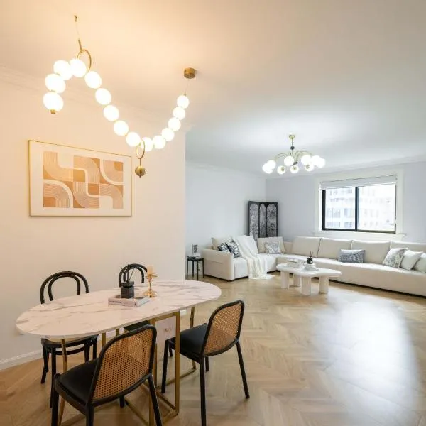 Nanjing West Road elevator two-bedroom, three-bed apartment close to the subway, hotel in Shanghai