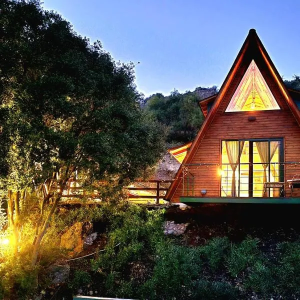 Warm Family Glamping Cabin with Kids Playground, hotel in Arakapas