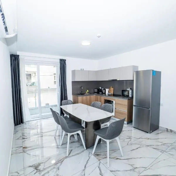 Modern 2-Bedroom Apartment with Terrace - By HostMT, ξενοδοχείο σε St Paul's Bay