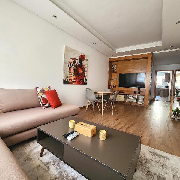 One-Five Racine by IB Signature, Stylish 2BR Apt, 24x7 Security, WiFi, Self check-in, City View, City Centre, close to cafes and restaurants, Casablanca