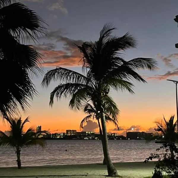 Les Raisiniers, Hotel in Baie Nettle