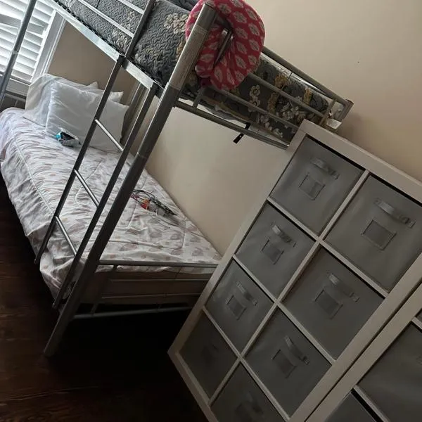 Ferry Hostel, hotel in Newark