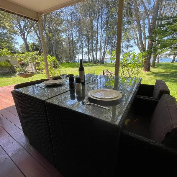 Lake House Escape - Lake Front Couples Retreat!, hotel in Morisset East