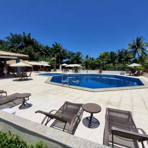 Casa com Área Gourmet e Lazer em Condomínio a 300m da Praia do Flamengo, hotel en Salvador