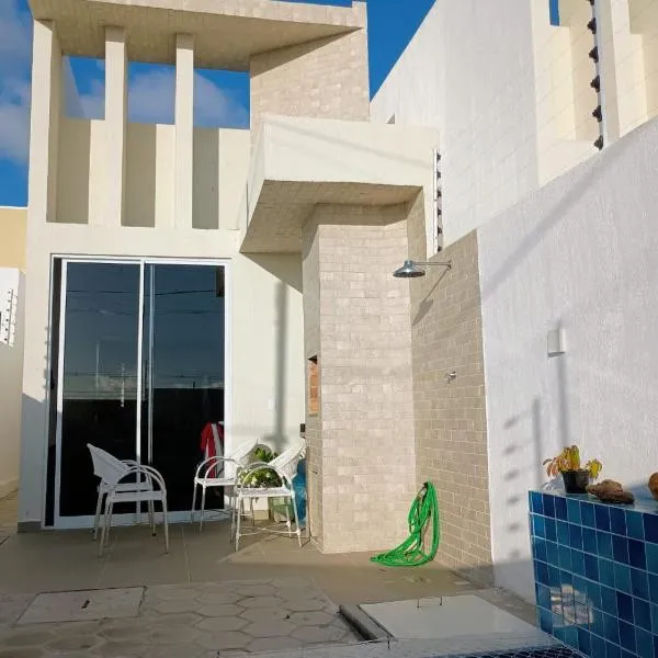 casa com piscina e churrasqueira 5 minutos da praia, 1 quarto com cama de casal e segundo quarto com duas camas infantis, hotel in Conde